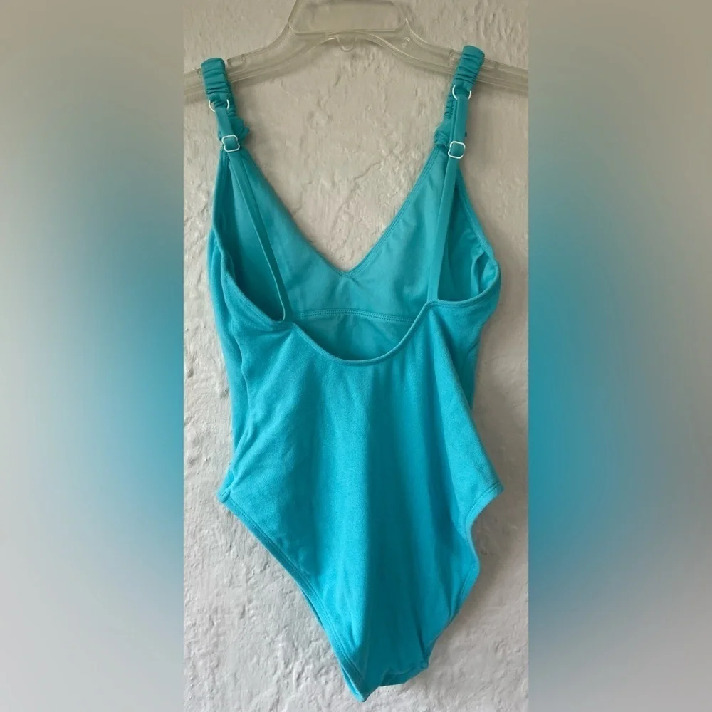 SANCTUARY KNOT HIGH LEG V NECK SCOOP BACK ONE-PIECE SWIMSUIT, BLUE CURACAO; S